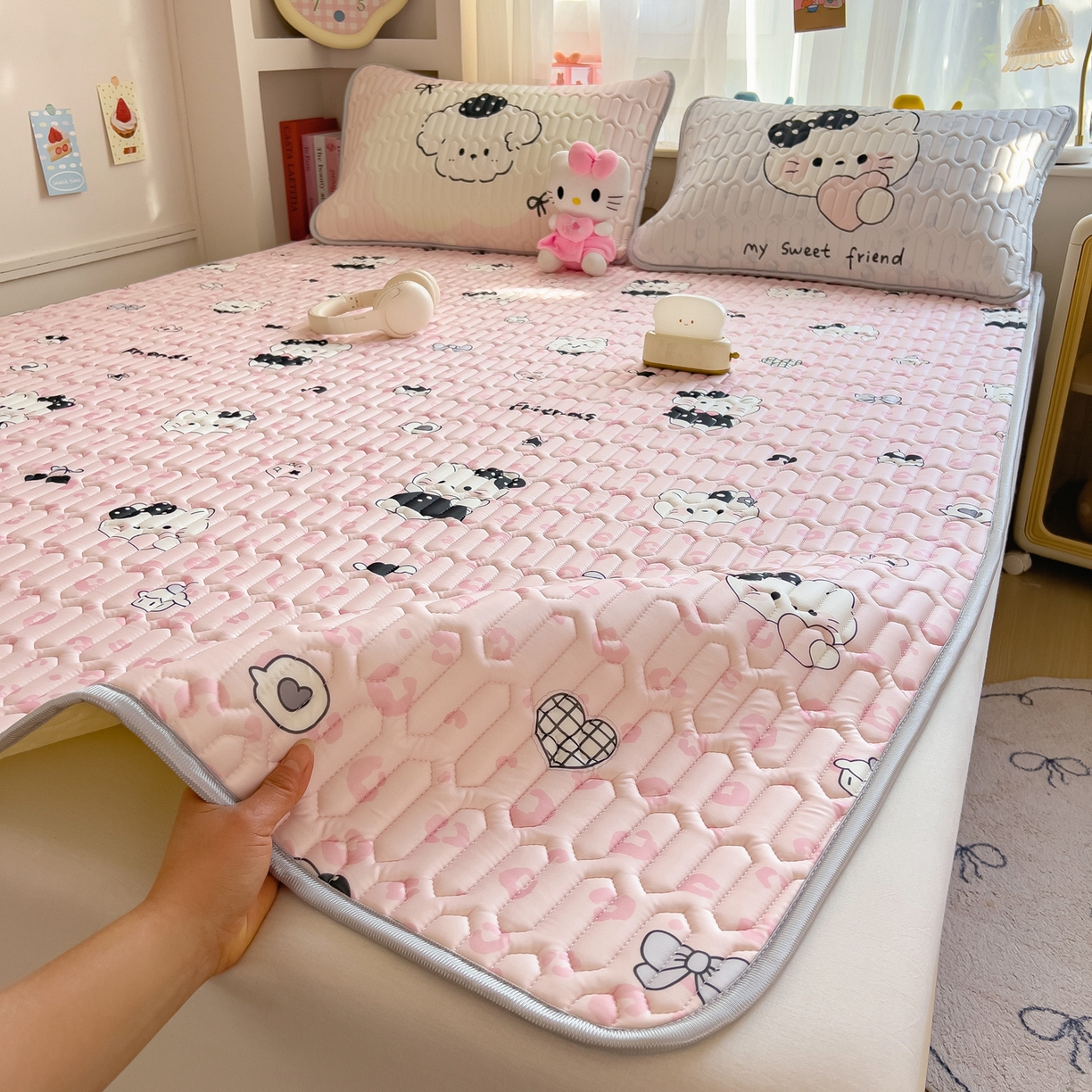 91家纺网 家纺一手货源 找家纺 摩妮卡 2026新款数码大版小清新乳胶凉席床席款三件套-场景二 温暖日常-粉