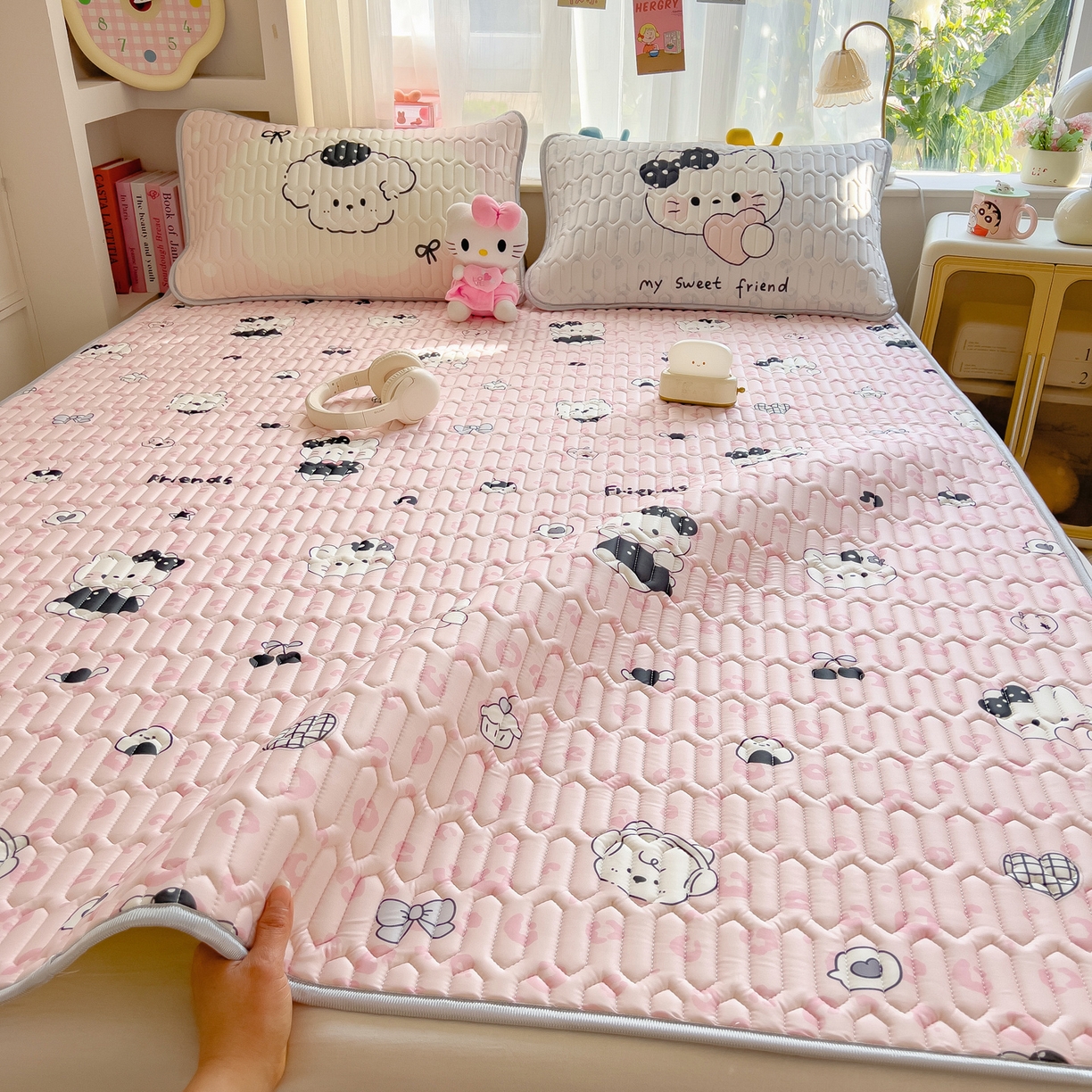 91家纺网 家纺一手货源 找家纺 摩妮卡 2026新款数码大版小清新乳胶凉席床席款三件套-场景二 温暖日常-粉