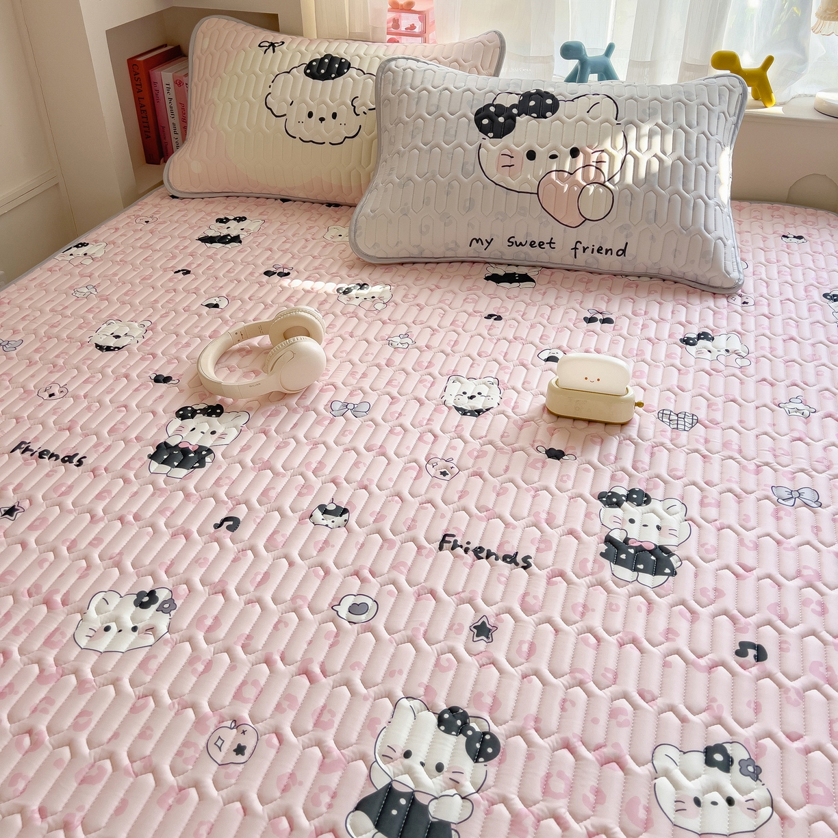 91家纺网 家纺一手货源 找家纺 摩妮卡 2026新款数码大版小清新乳胶凉席床席款三件套-场景二 温暖日常-粉