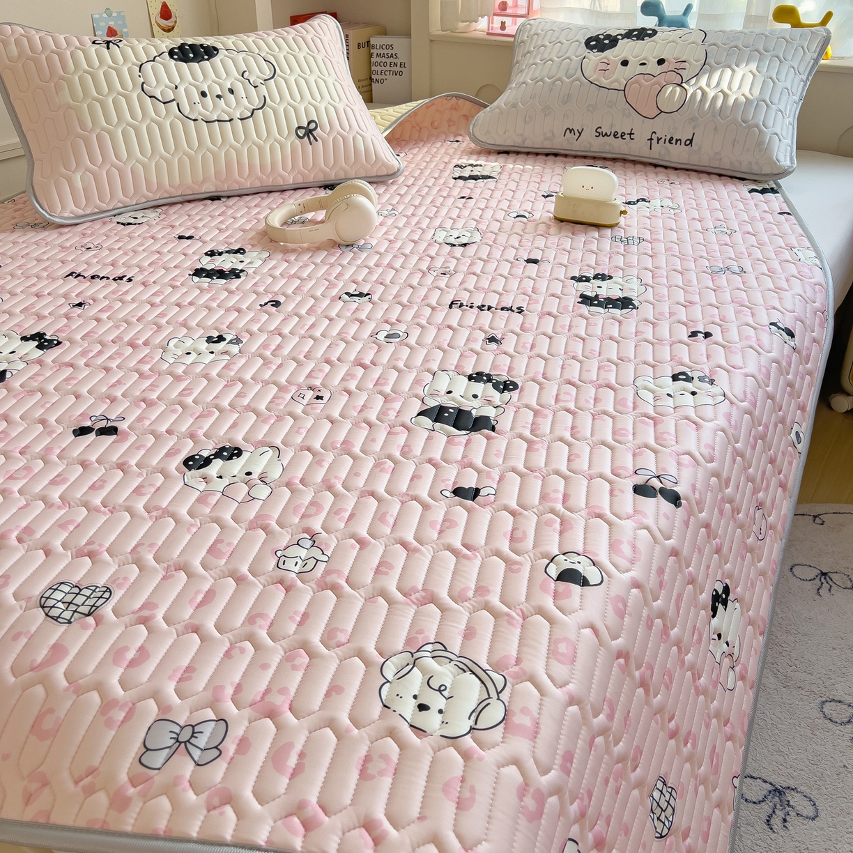 91家纺网 家纺一手货源 找家纺 摩妮卡 2026新款数码大版小清新乳胶凉席床席款三件套-场景二 温暖日常-粉