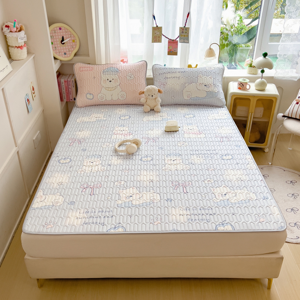 91家纺网 家纺一手货源 找家纺 摩妮卡 2026新款数码大版小清新乳胶凉席床席款三件套-场景二 小犬晨昏状态