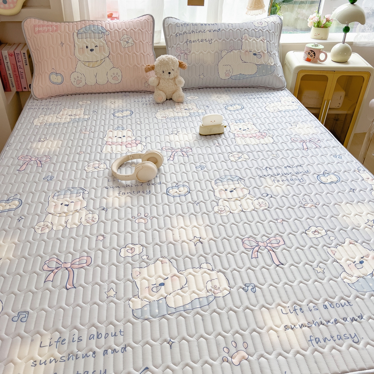 91家纺网 家纺一手货源 找家纺 摩妮卡 2026新款数码大版小清新乳胶凉席床席款三件套-场景二 小犬晨昏状态