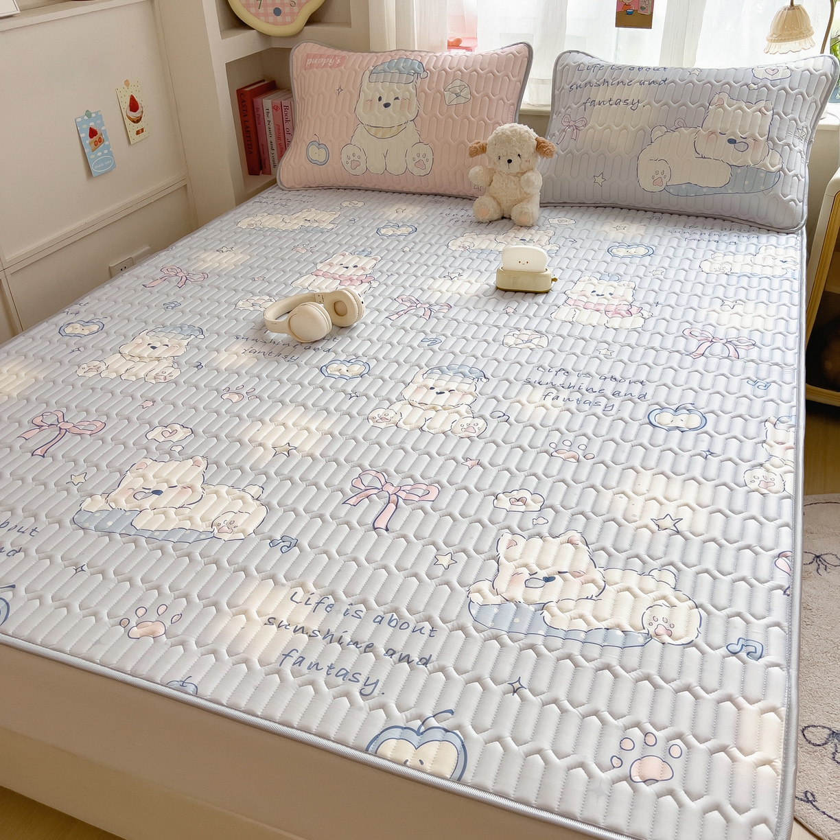 91家纺网 家纺一手货源 找家纺 摩妮卡 2026新款数码大版小清新乳胶凉席床席款三件套-场景二 小犬晨昏状态