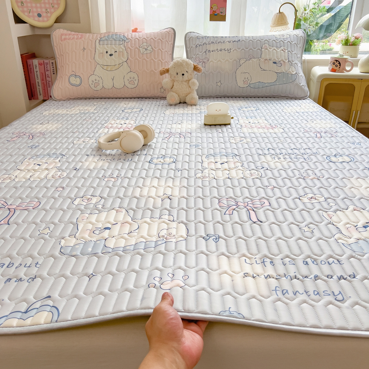 91家纺网 家纺一手货源 找家纺 摩妮卡 2026新款数码大版小清新乳胶凉席床席款三件套-场景二 小犬晨昏状态