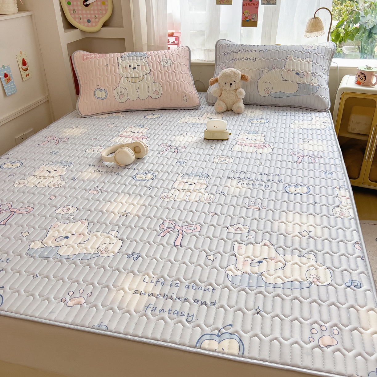 91家纺网 家纺一手货源 找家纺 摩妮卡 2026新款数码大版小清新乳胶凉席床席款三件套-场景二 小犬晨昏状态