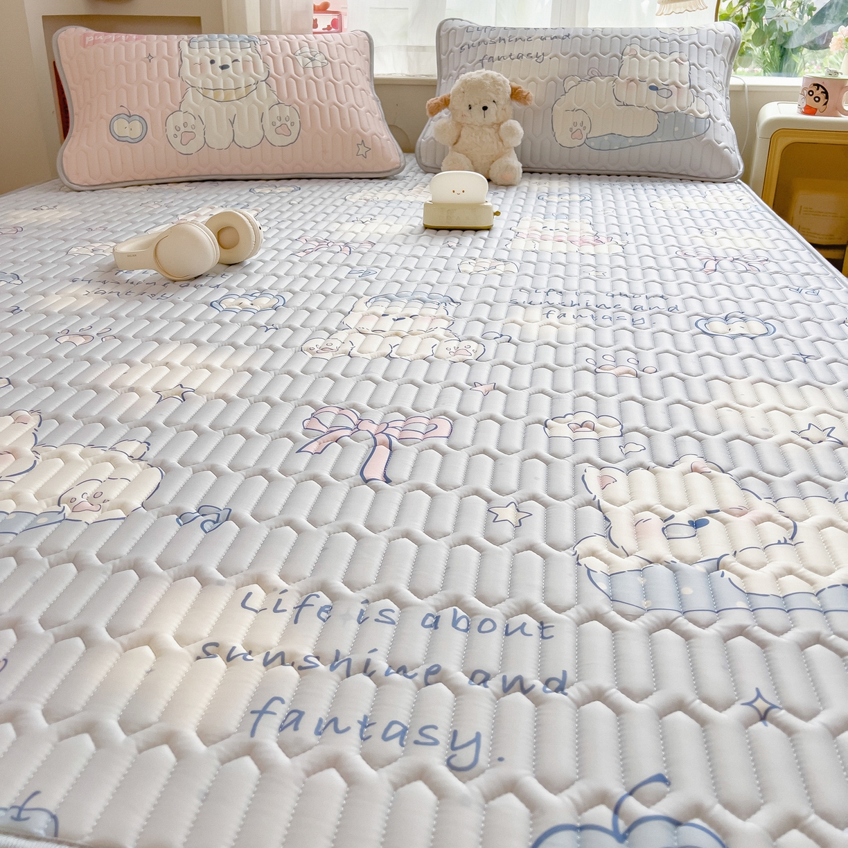 91家纺网 家纺一手货源 找家纺 摩妮卡 2026新款数码大版小清新乳胶凉席床席款三件套-场景二 小犬晨昏状态