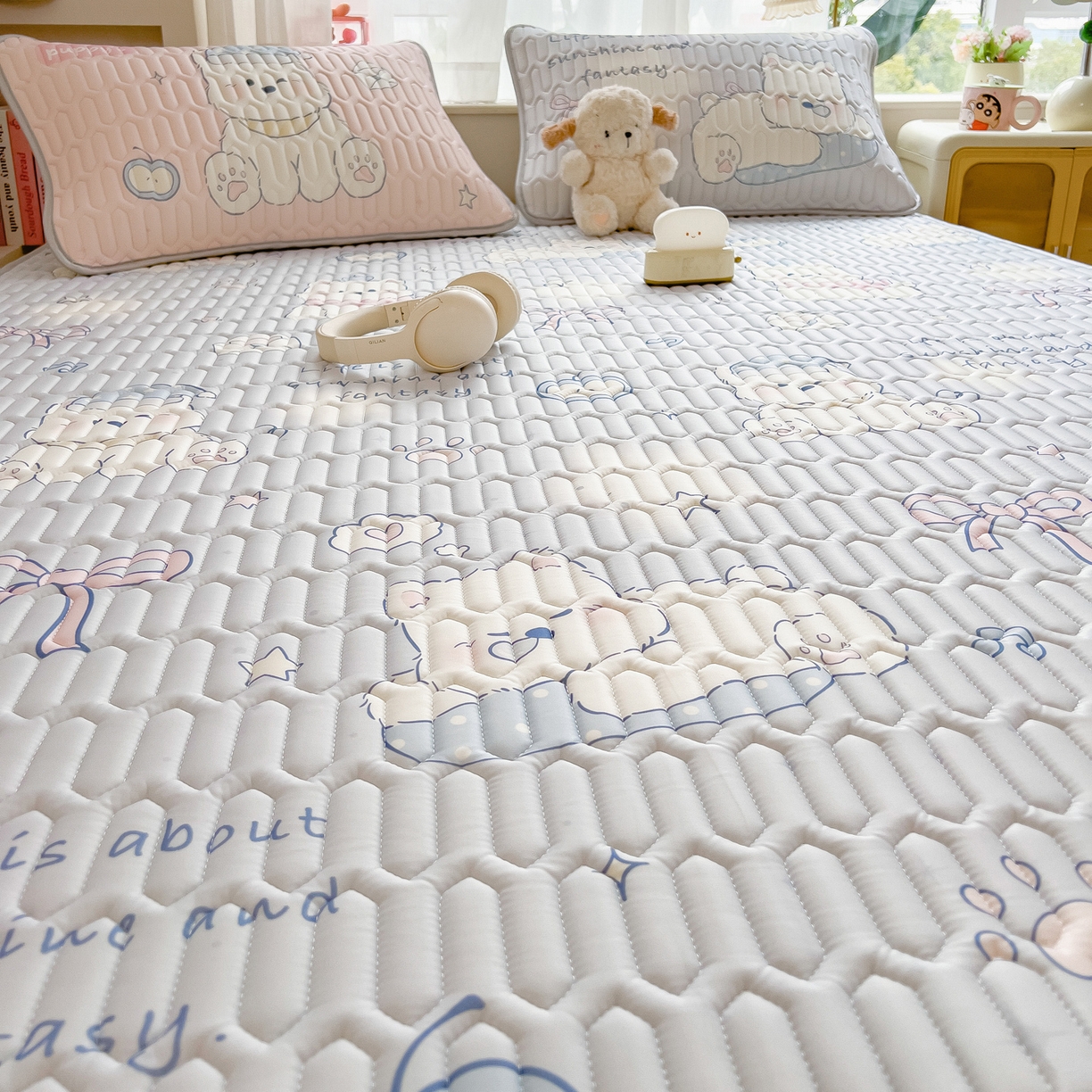 91家纺网 家纺一手货源 找家纺 摩妮卡 2026新款数码大版小清新乳胶凉席床席款三件套-场景二 小犬晨昏状态