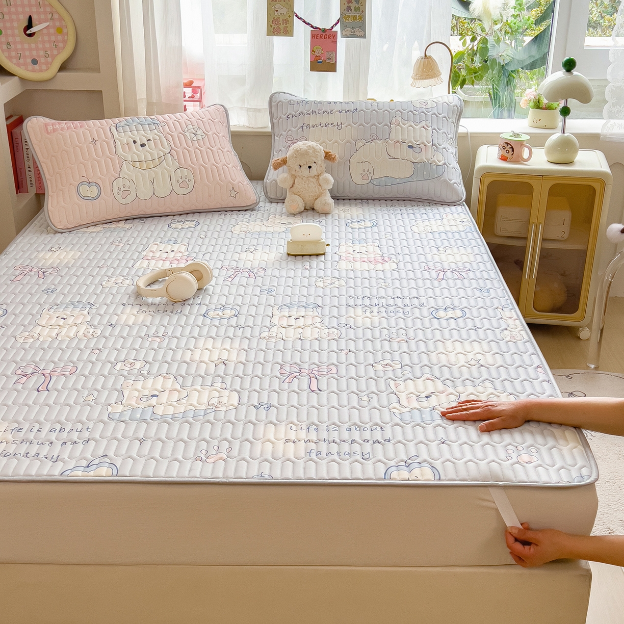 91家纺网 家纺一手货源 找家纺 摩妮卡 2026新款数码大版小清新乳胶凉席床席款三件套-场景二 小犬晨昏状态