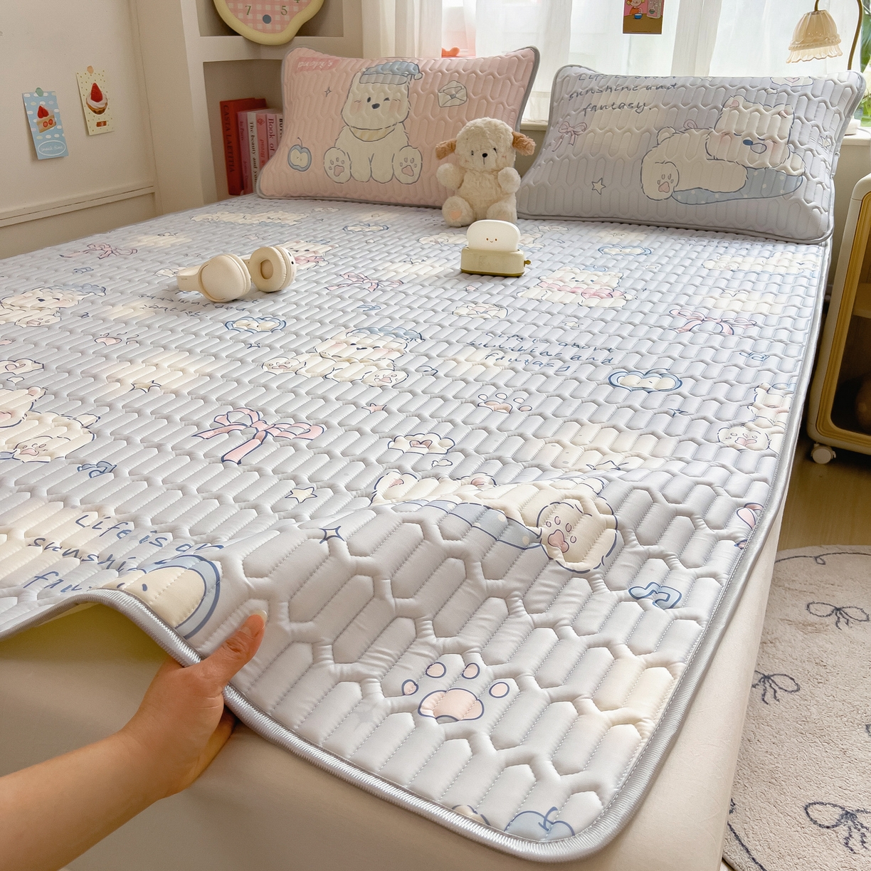 91家纺网 家纺一手货源 找家纺 摩妮卡 2026新款数码大版小清新乳胶凉席床席款三件套-场景二 小犬晨昏状态