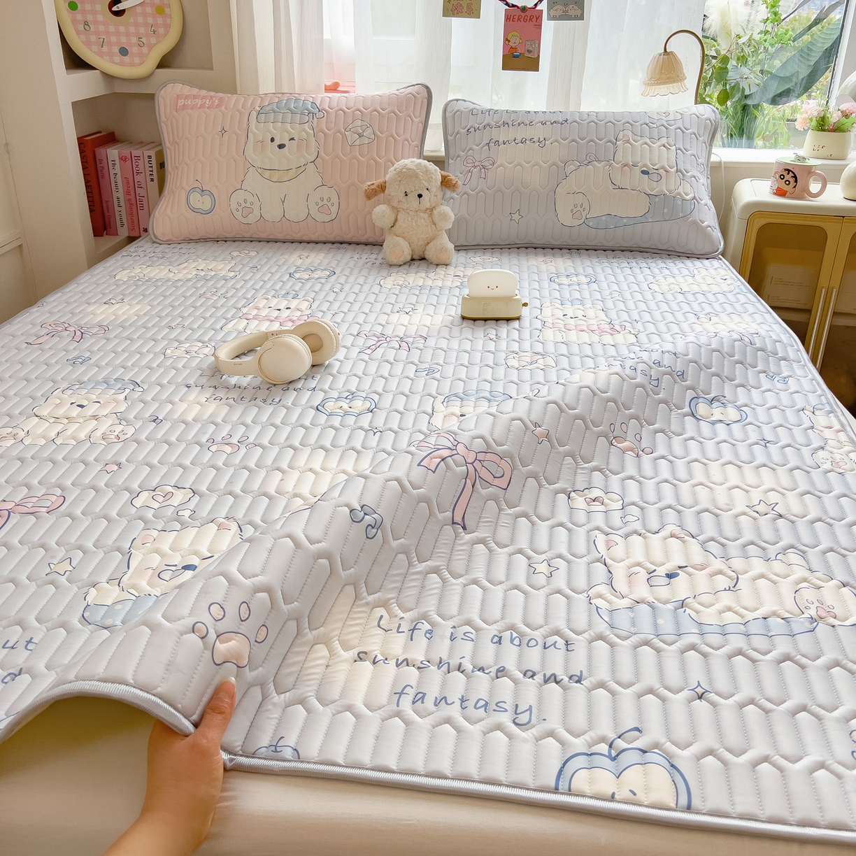 91家纺网 家纺一手货源 找家纺 摩妮卡 2026新款数码大版小清新乳胶凉席床席款三件套-场景二 小犬晨昏状态