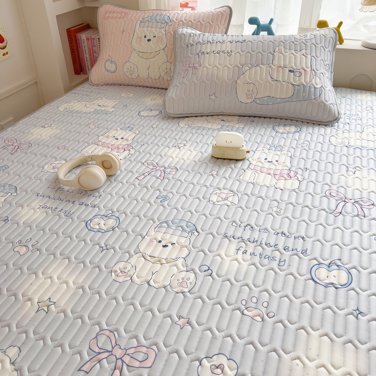 91家纺网 家纺一手货源 找家纺 摩妮卡 2026新款数码大版小清新乳胶凉席床席款三件套-场景二 小犬晨昏状态