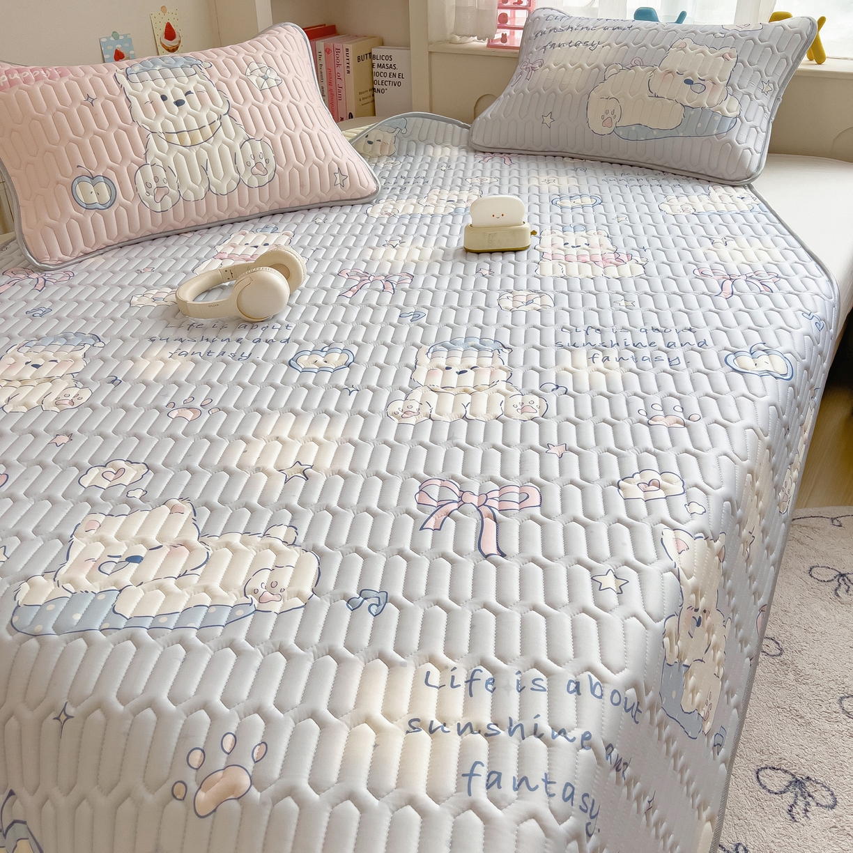 91家纺网 家纺一手货源 找家纺 摩妮卡 2026新款数码大版小清新乳胶凉席床席款三件套-场景二 小犬晨昏状态