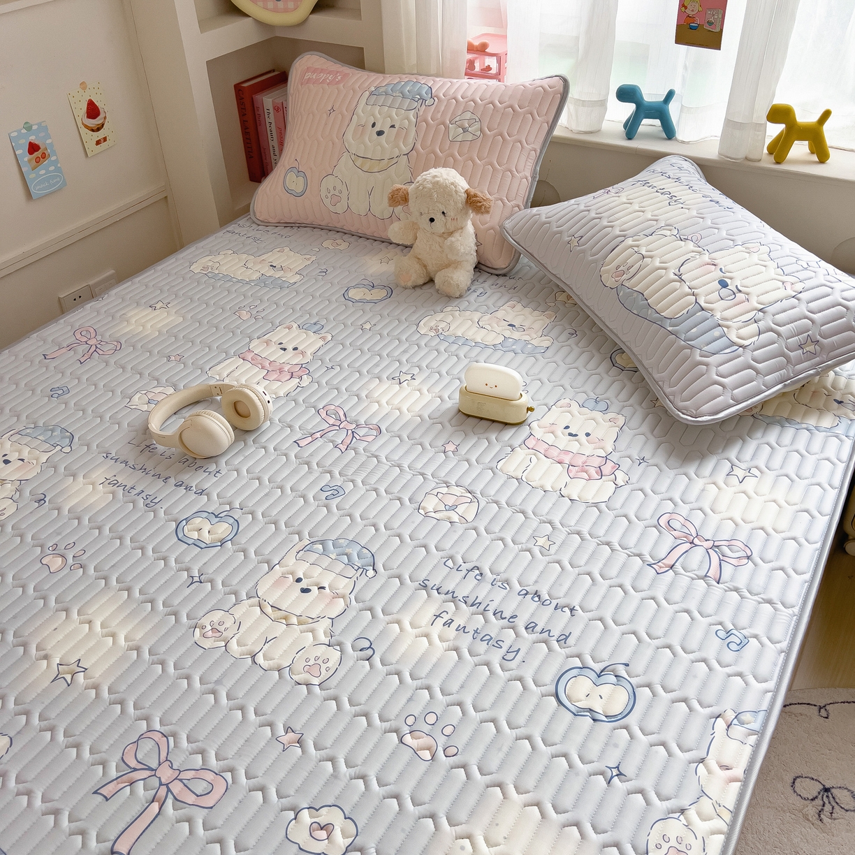 91家纺网 家纺一手货源 找家纺 摩妮卡 2026新款数码大版小清新乳胶凉席床席款三件套-场景二 小犬晨昏状态