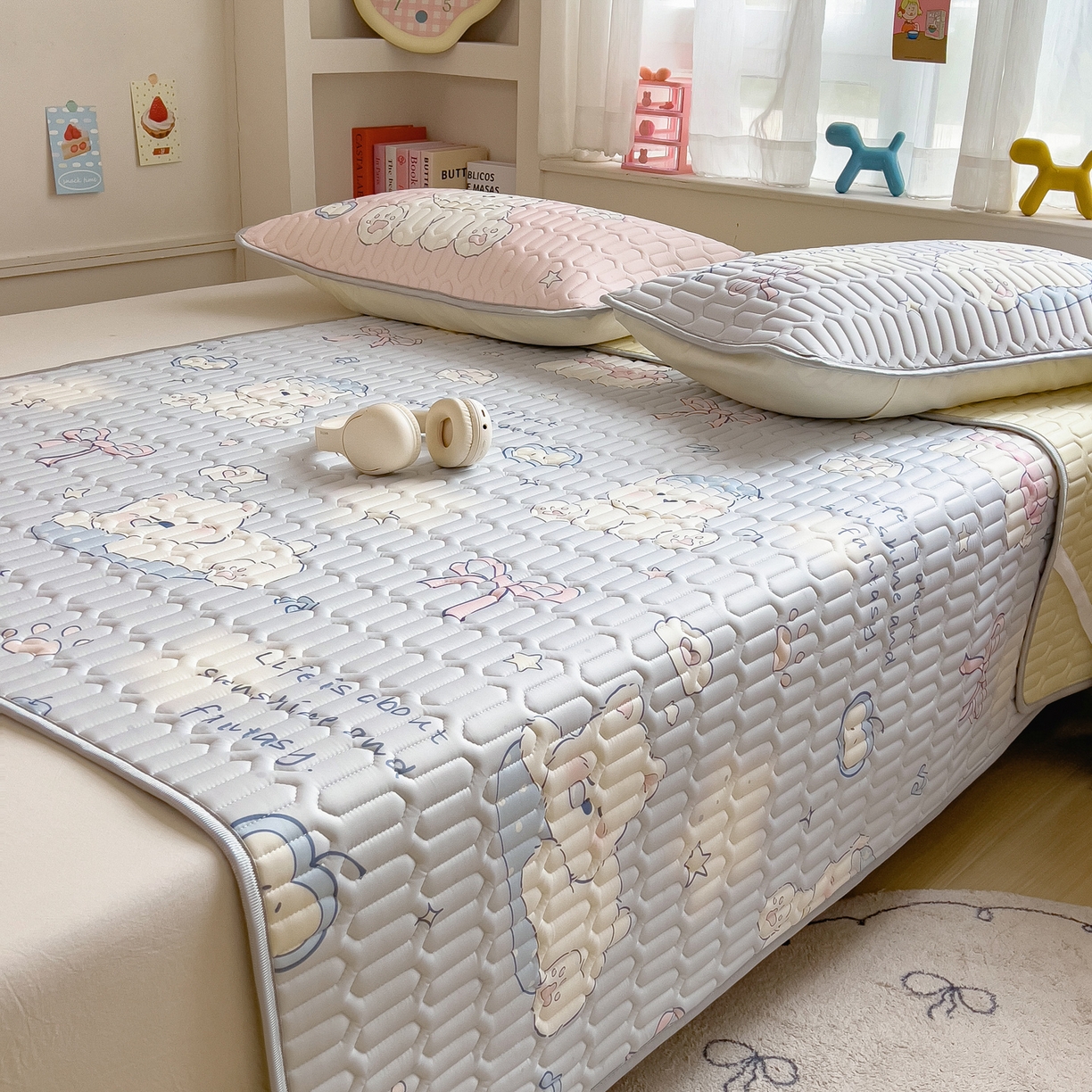 91家纺网 家纺一手货源 找家纺 摩妮卡 2026新款数码大版小清新乳胶凉席床席款三件套-场景二 小犬晨昏状态