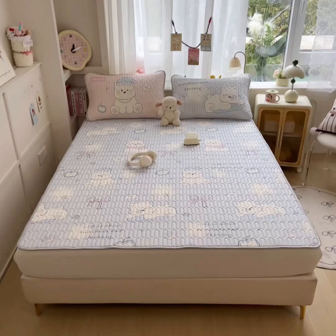 91家纺网 家纺一手货源 找家纺 摩妮卡 2026新款数码大版小清新乳胶凉席床席款三件套-场景二 小犬晨昏状态