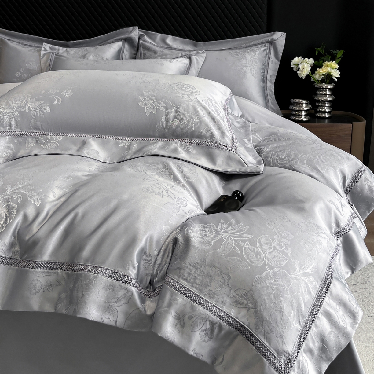 91家纺网 家纺一手货源 找家纺 金牛座家纺 2026新款高精密大花位提花镂空花边床盖四件套-奥黛丽系列 奥黛丽-灰