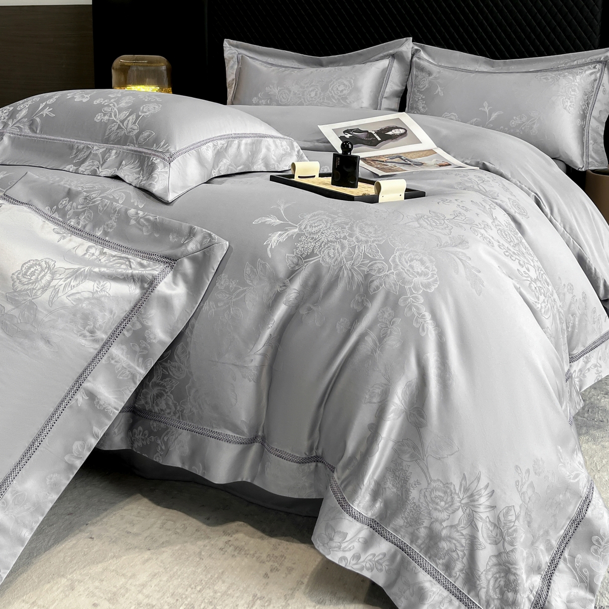 91家纺网 家纺一手货源 找家纺 金牛座家纺 2026新款高精密大花位提花镂空花边床盖四件套-奥黛丽系列 奥黛丽-灰