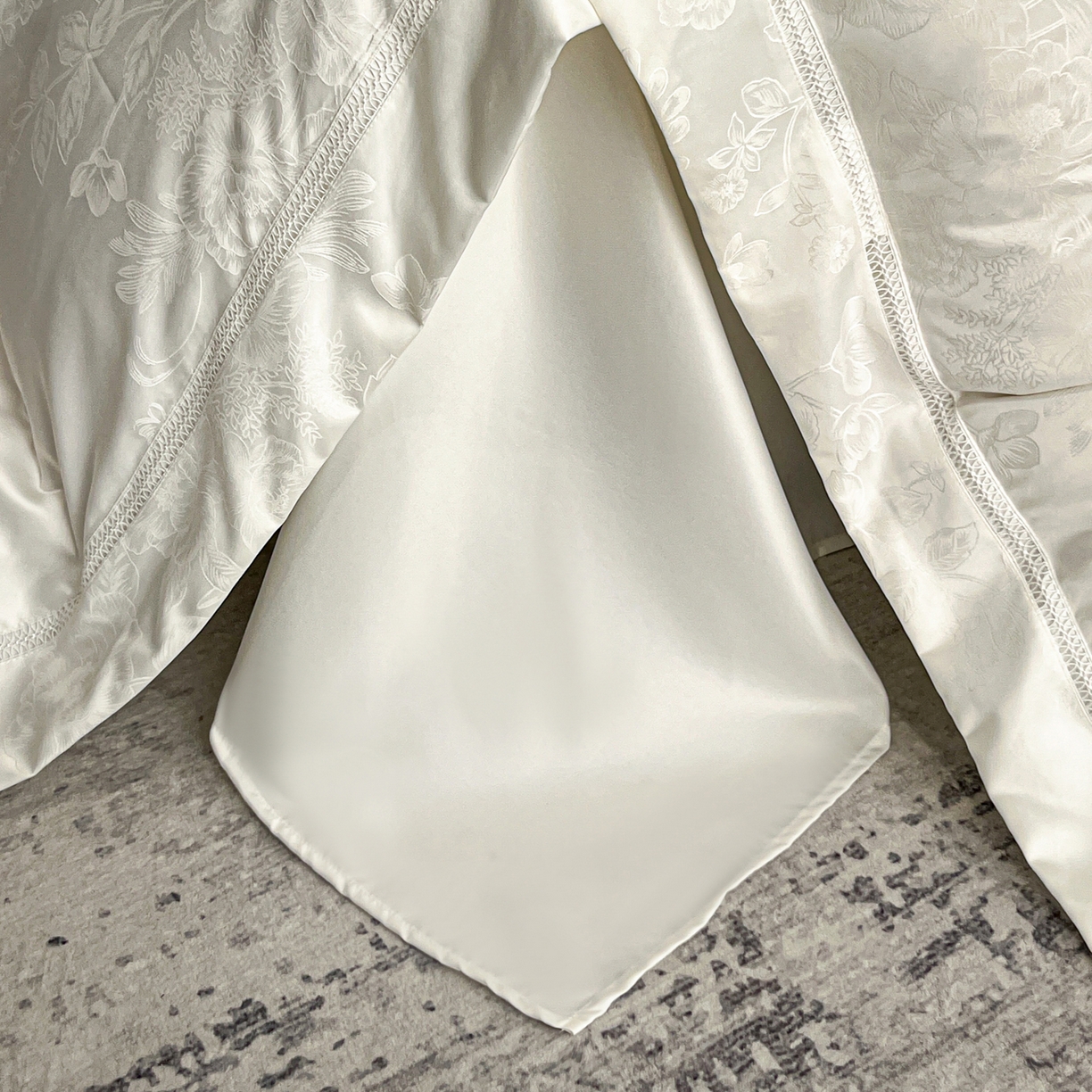 91家纺网 家纺一手货源 找家纺 金牛座家纺 2026新款高精密大花位提花镂空花边床盖四件套-奥黛丽系列 奥黛丽-奶白