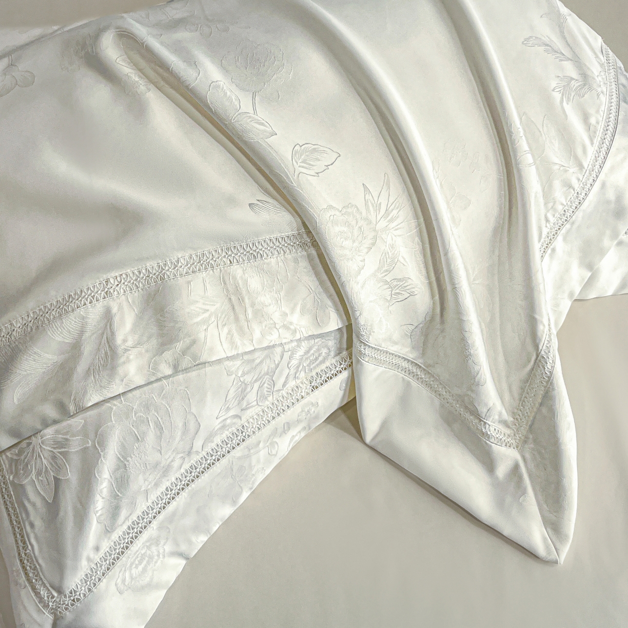 91家纺网 家纺一手货源 找家纺 金牛座家纺 2026新款高精密大花位提花镂空花边床盖四件套-奥黛丽系列 奥黛丽-奶白