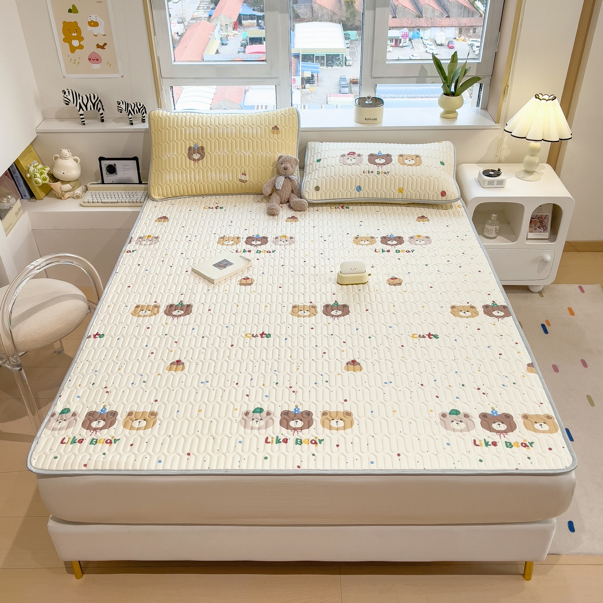 91家纺网 家纺一手货源 找家纺 摩妮卡 2026新款数码大版小清新乳胶凉席床席款三件套-场景二 小熊萌趣铺