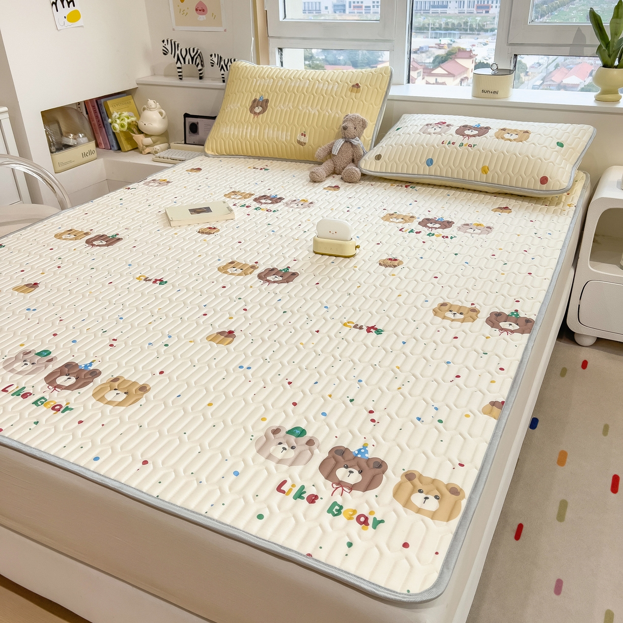 91家纺网 家纺一手货源 找家纺 摩妮卡 2026新款数码大版小清新乳胶凉席床席款三件套-场景二 小熊萌趣铺