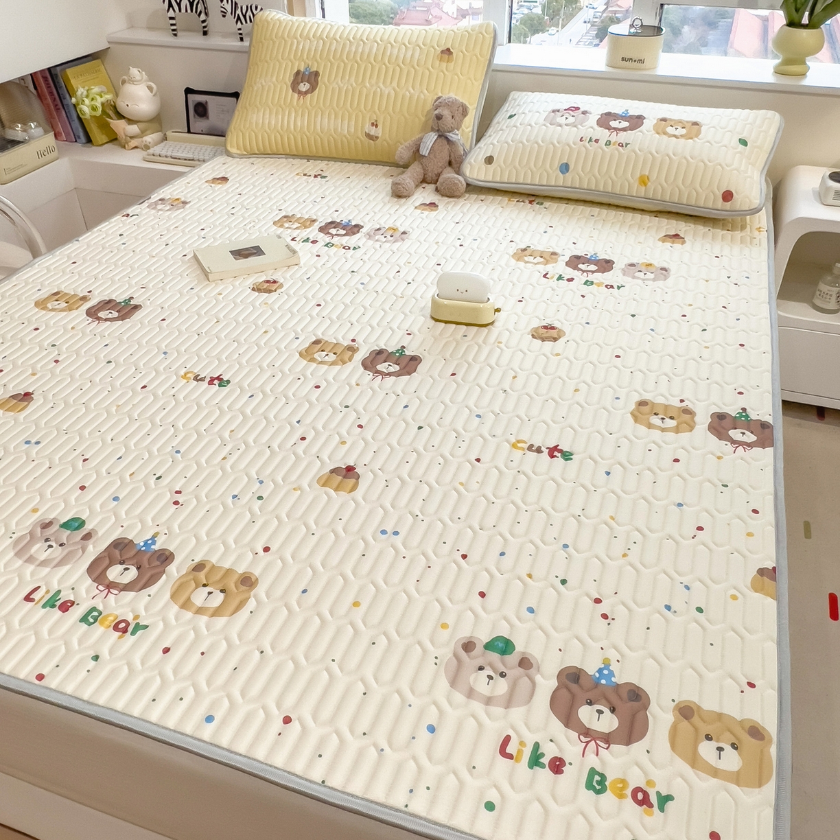 91家纺网 家纺一手货源 找家纺 摩妮卡 2026新款数码大版小清新乳胶凉席床席款三件套-场景二 小熊萌趣铺