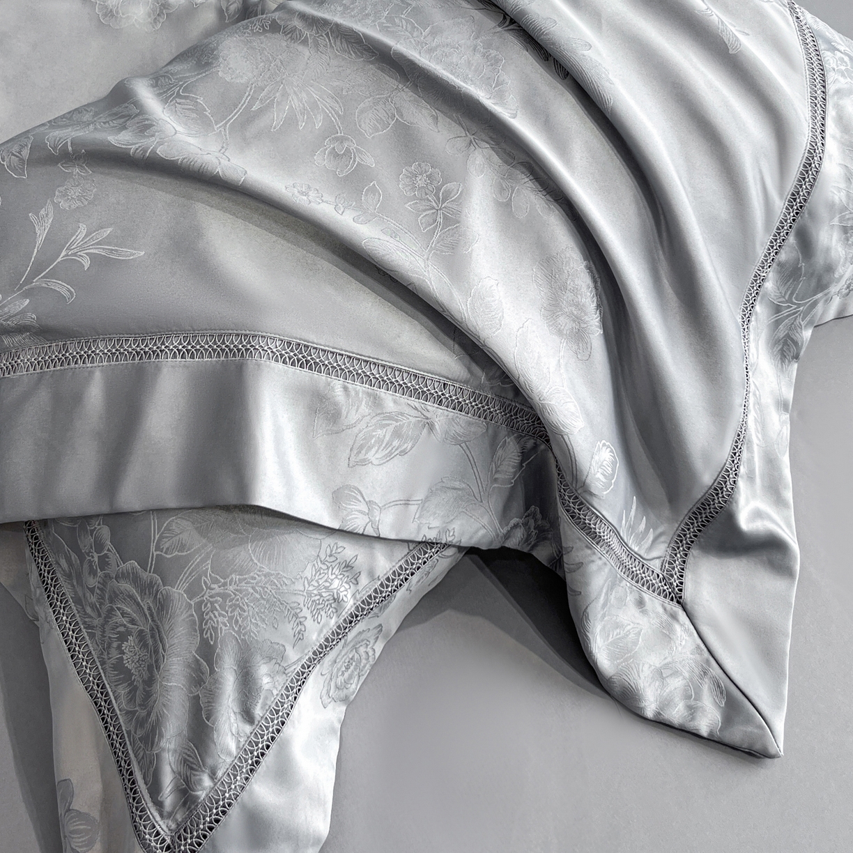 91家纺网 家纺一手货源 找家纺 金牛座家纺 2026新款高精密大花位提花镂空花边床盖四件套-奥黛丽系列 奥黛丽-灰