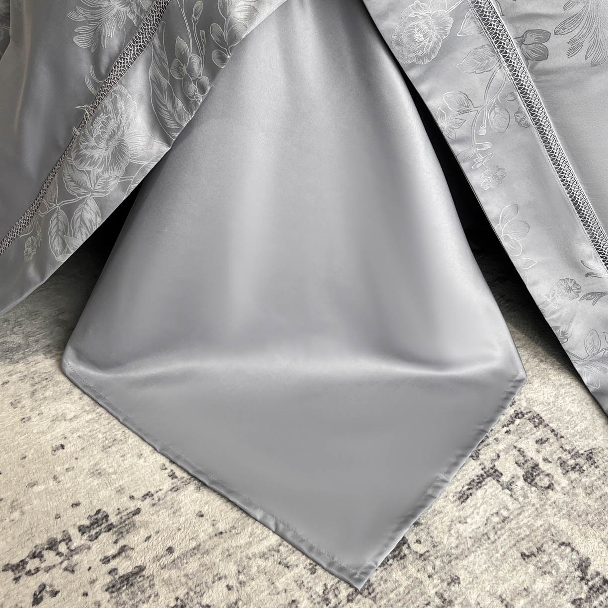 91家纺网 家纺一手货源 找家纺 金牛座家纺 2026新款高精密大花位提花镂空花边床盖四件套-奥黛丽系列 奥黛丽-灰