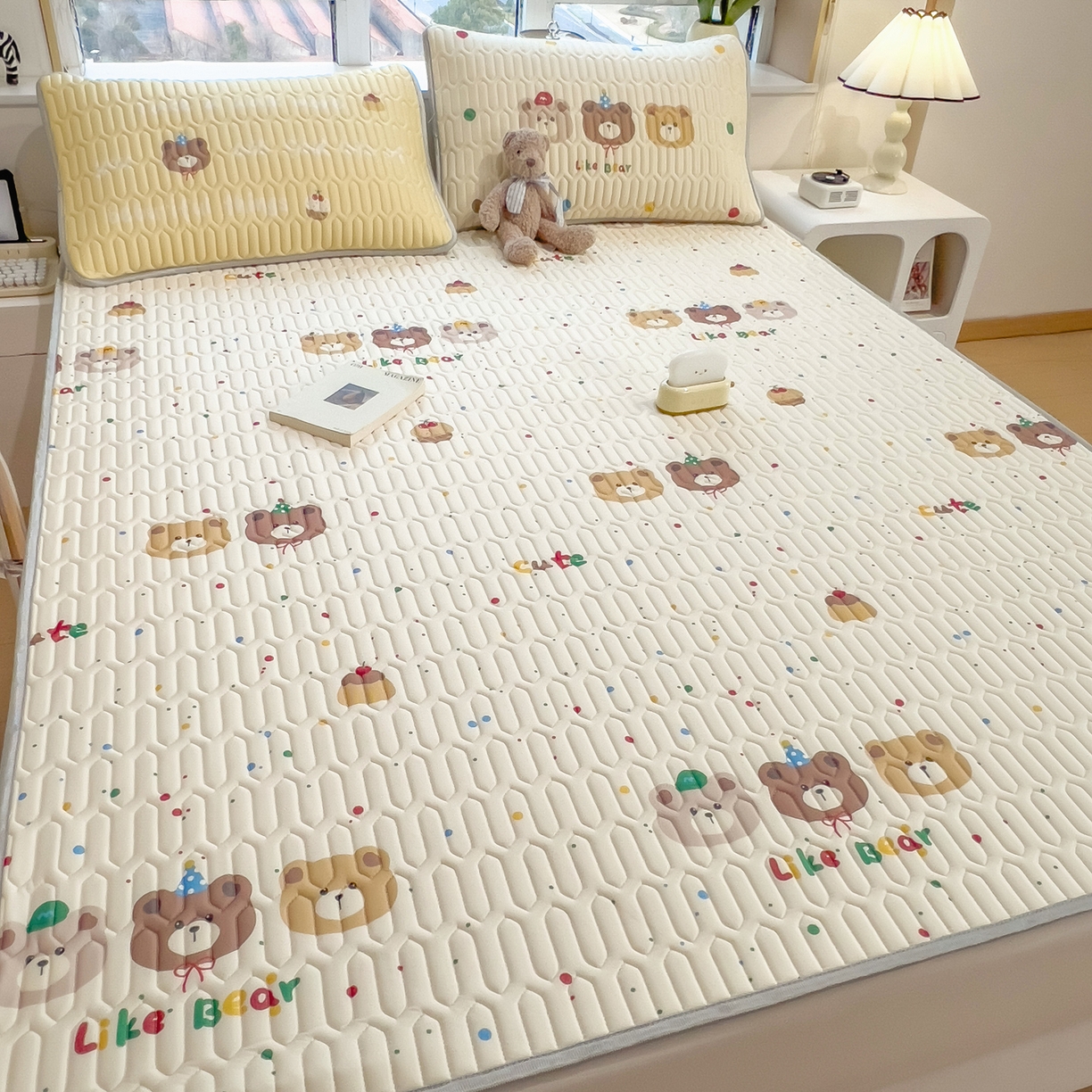 91家纺网 家纺一手货源 找家纺 摩妮卡 2026新款数码大版小清新乳胶凉席床席款三件套-场景二 小熊萌趣铺