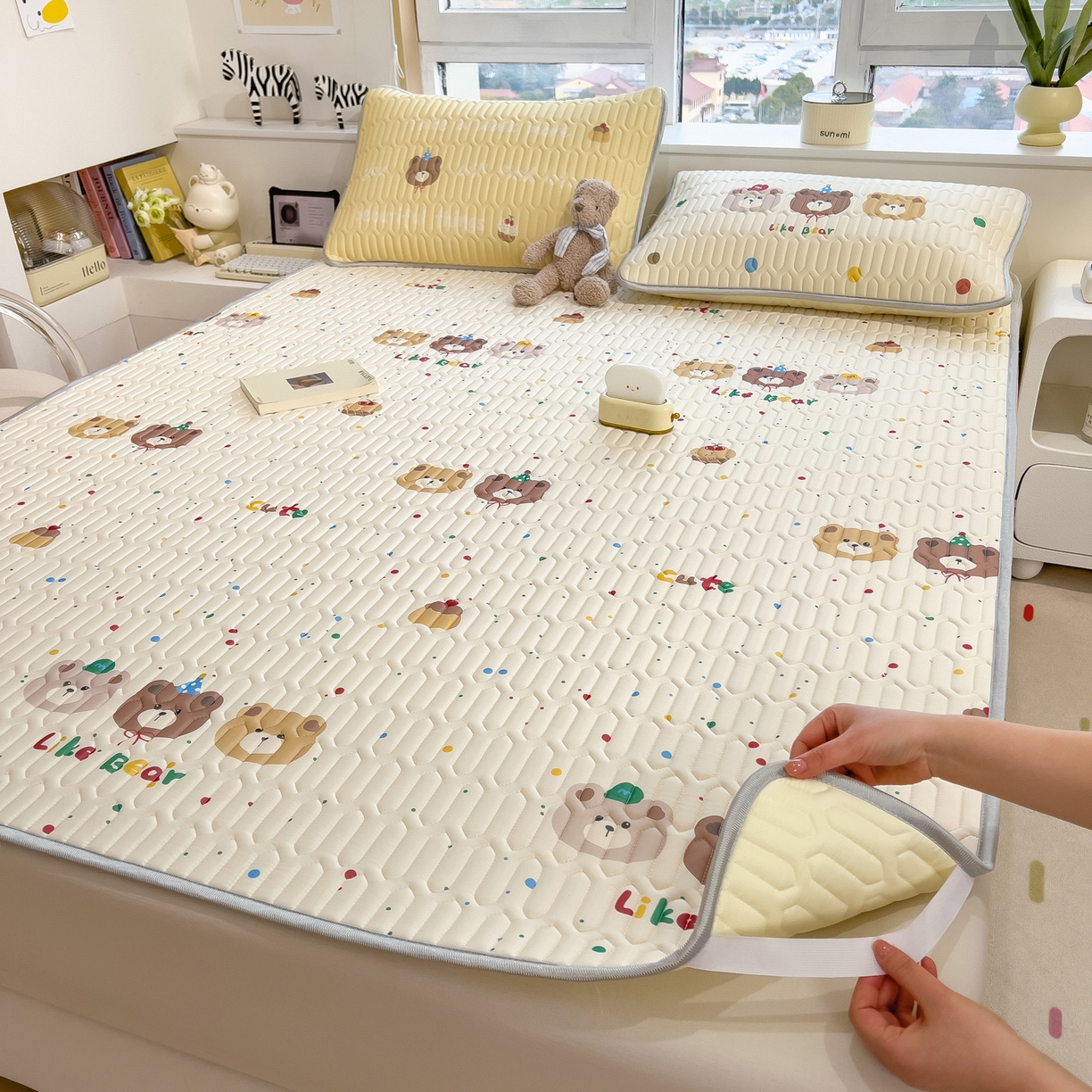 91家纺网 家纺一手货源 找家纺 摩妮卡 2026新款数码大版小清新乳胶凉席床席款三件套-场景二 小熊萌趣铺