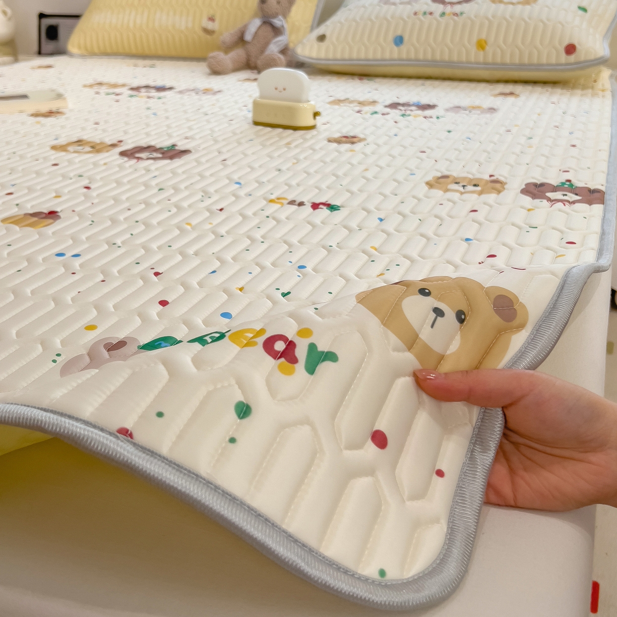 91家纺网 家纺一手货源 找家纺 摩妮卡 2026新款数码大版小清新乳胶凉席床席款三件套-场景二 小熊萌趣铺