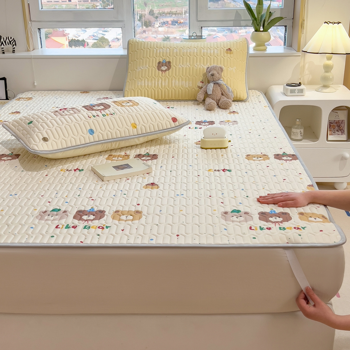 91家纺网 家纺一手货源 找家纺 摩妮卡 2026新款数码大版小清新乳胶凉席床席款三件套-场景二 小熊萌趣铺