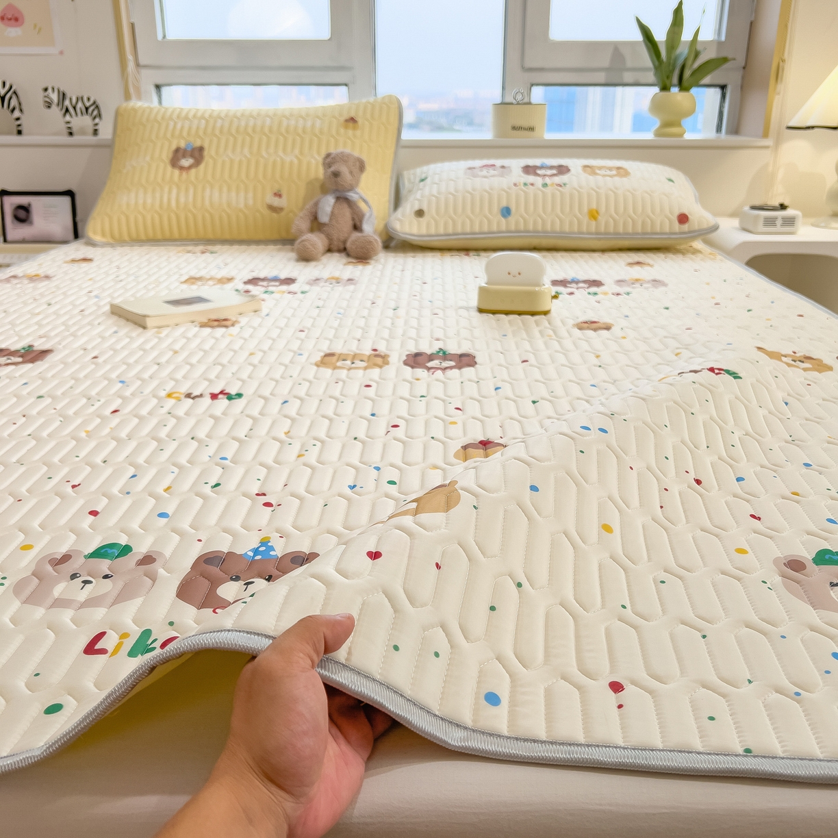 91家纺网 家纺一手货源 找家纺 摩妮卡 2026新款数码大版小清新乳胶凉席床席款三件套-场景二 小熊萌趣铺