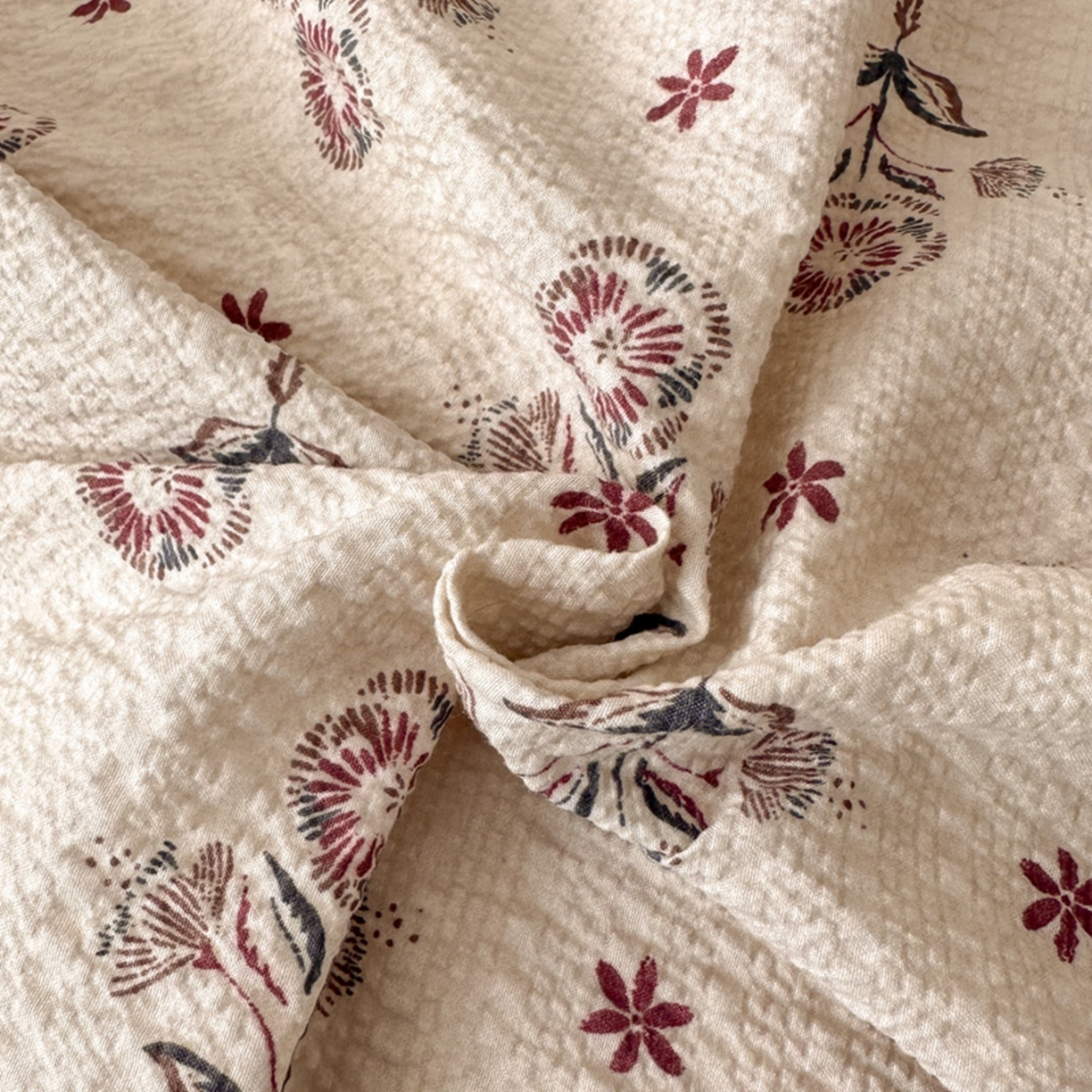 91家纺网 家纺一手货源 找家纺 铠畅家纺 2026春夏新品高克重拼接泡芙纱泡泡皱皱纱四件套 旧梦蔷薇