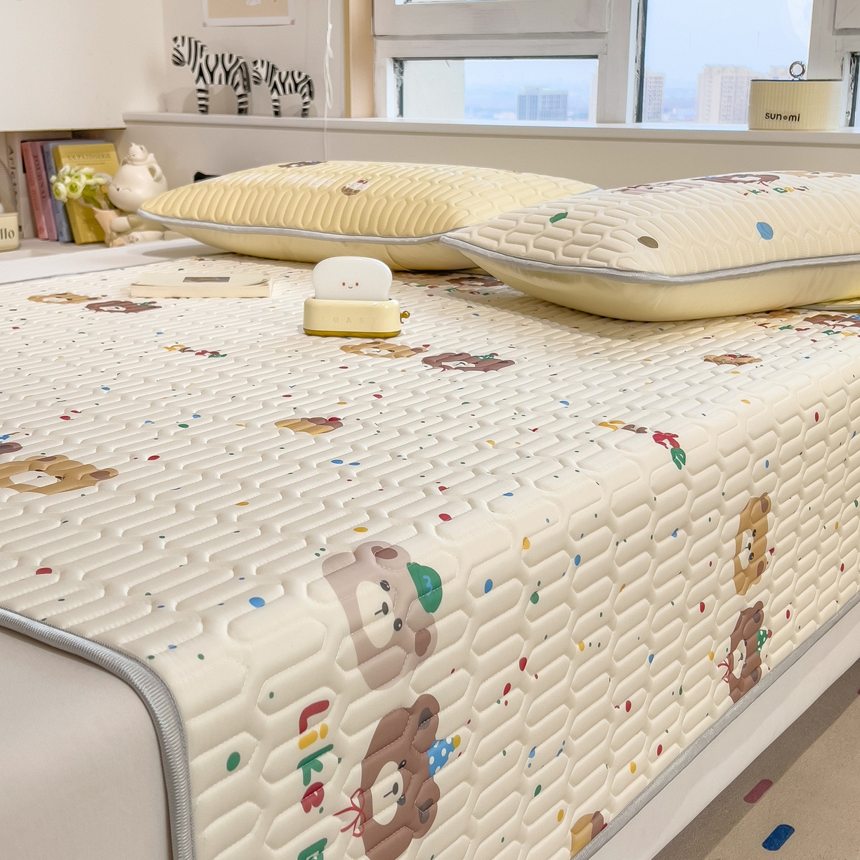 91家纺网 家纺一手货源 找家纺 摩妮卡 2026新款数码大版小清新乳胶凉席床席款三件套-场景二 小熊萌趣铺