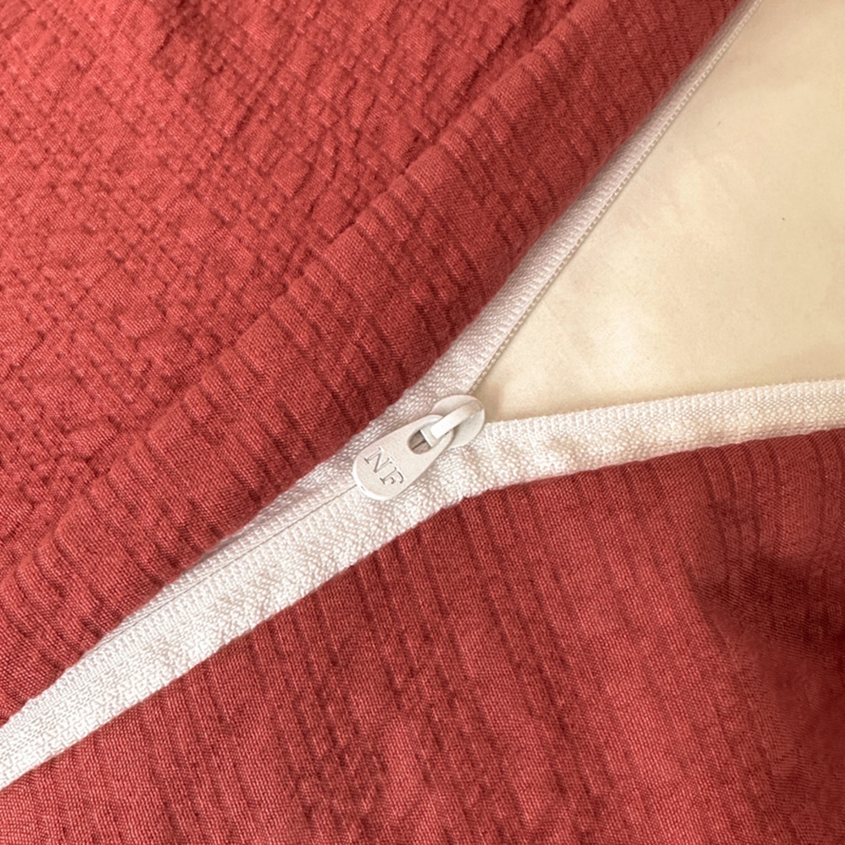 91家纺网 家纺一手货源 找家纺 铠畅家纺 2026春夏新品高克重拼接泡芙纱泡泡皱皱纱四件套 旧梦蔷薇