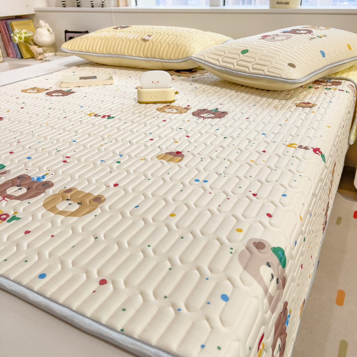 91家纺网 家纺一手货源 找家纺 摩妮卡 2026新款数码大版小清新乳胶凉席床席款三件套-场景二 小熊萌趣铺