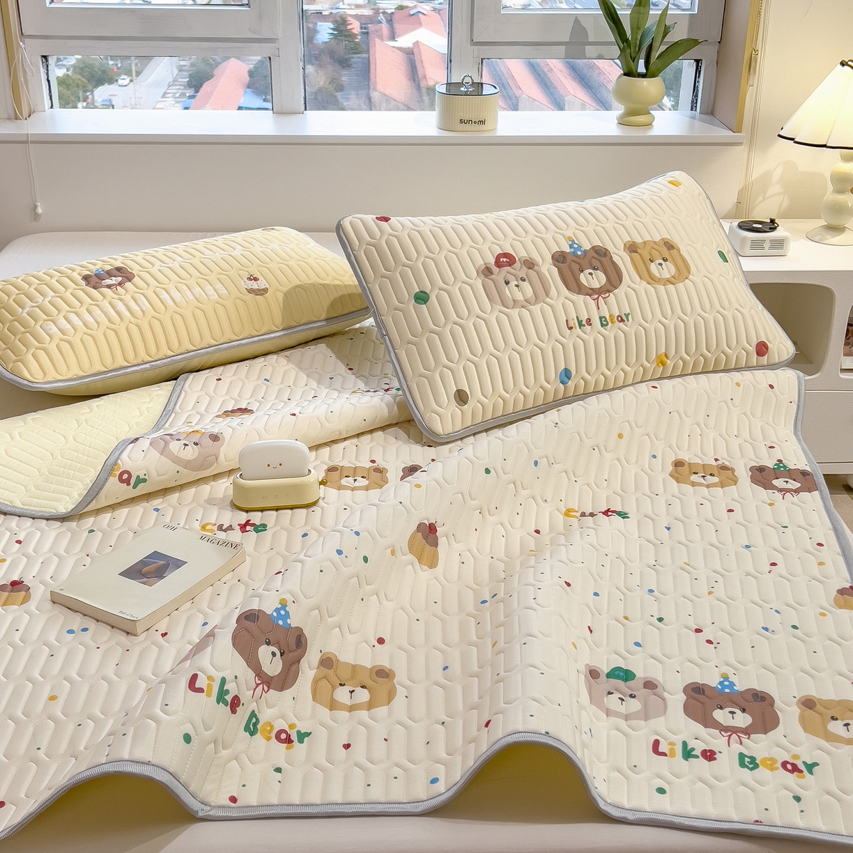 91家纺网 家纺一手货源 找家纺 摩妮卡 2026新款数码大版小清新乳胶凉席床席款三件套-场景二 小熊萌趣铺