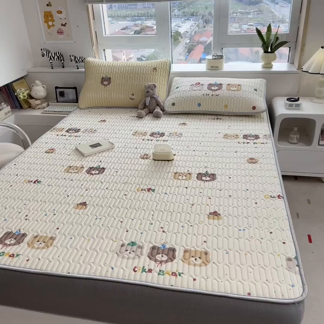 91家纺网 家纺一手货源 找家纺 摩妮卡 2026新款数码大版小清新乳胶凉席床席款三件套-场景二 小熊萌趣铺