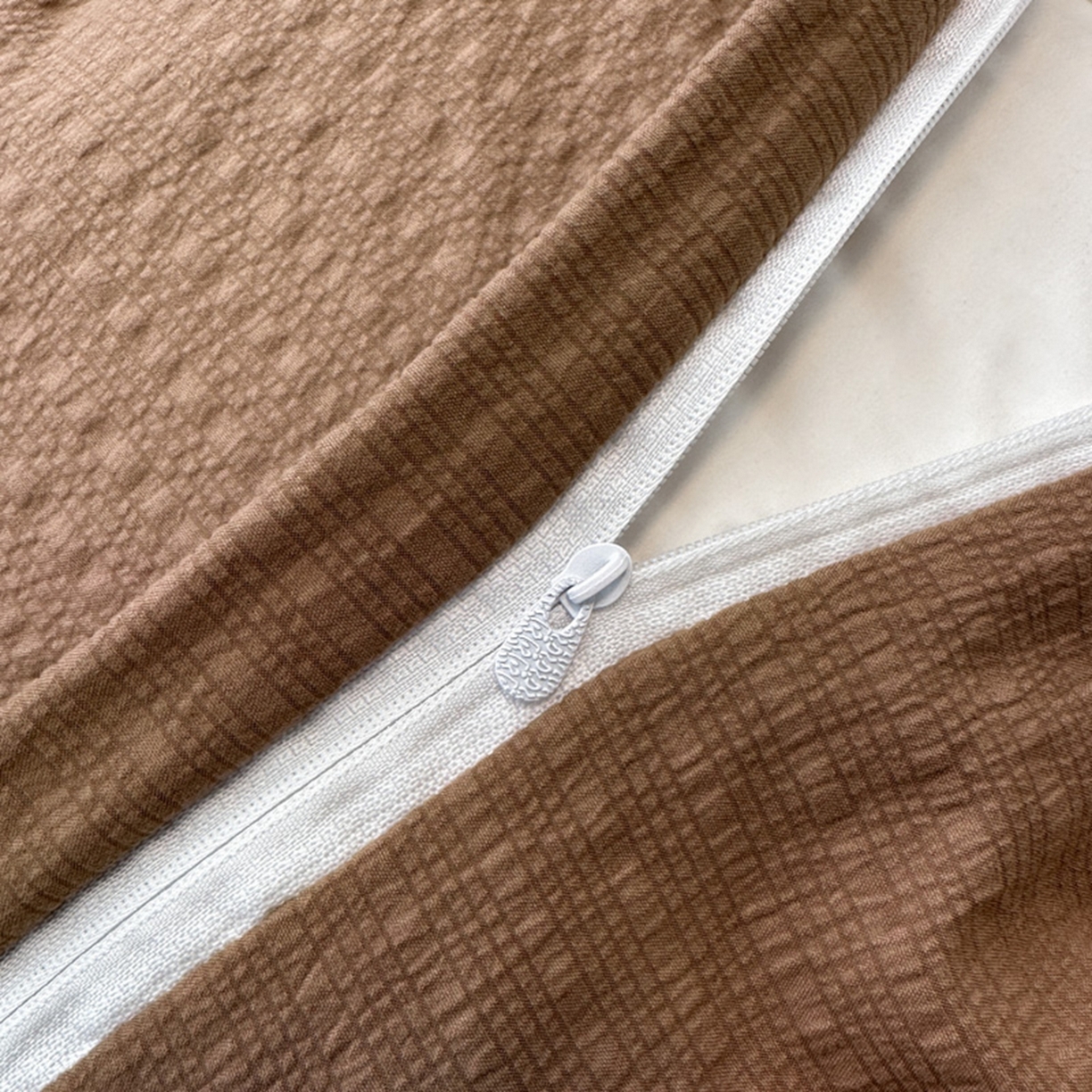 91家纺网 家纺一手货源 找家纺 铠畅家纺 2026春夏新品高克重拼接泡芙纱泡泡皱皱纱四件套 豹心日记