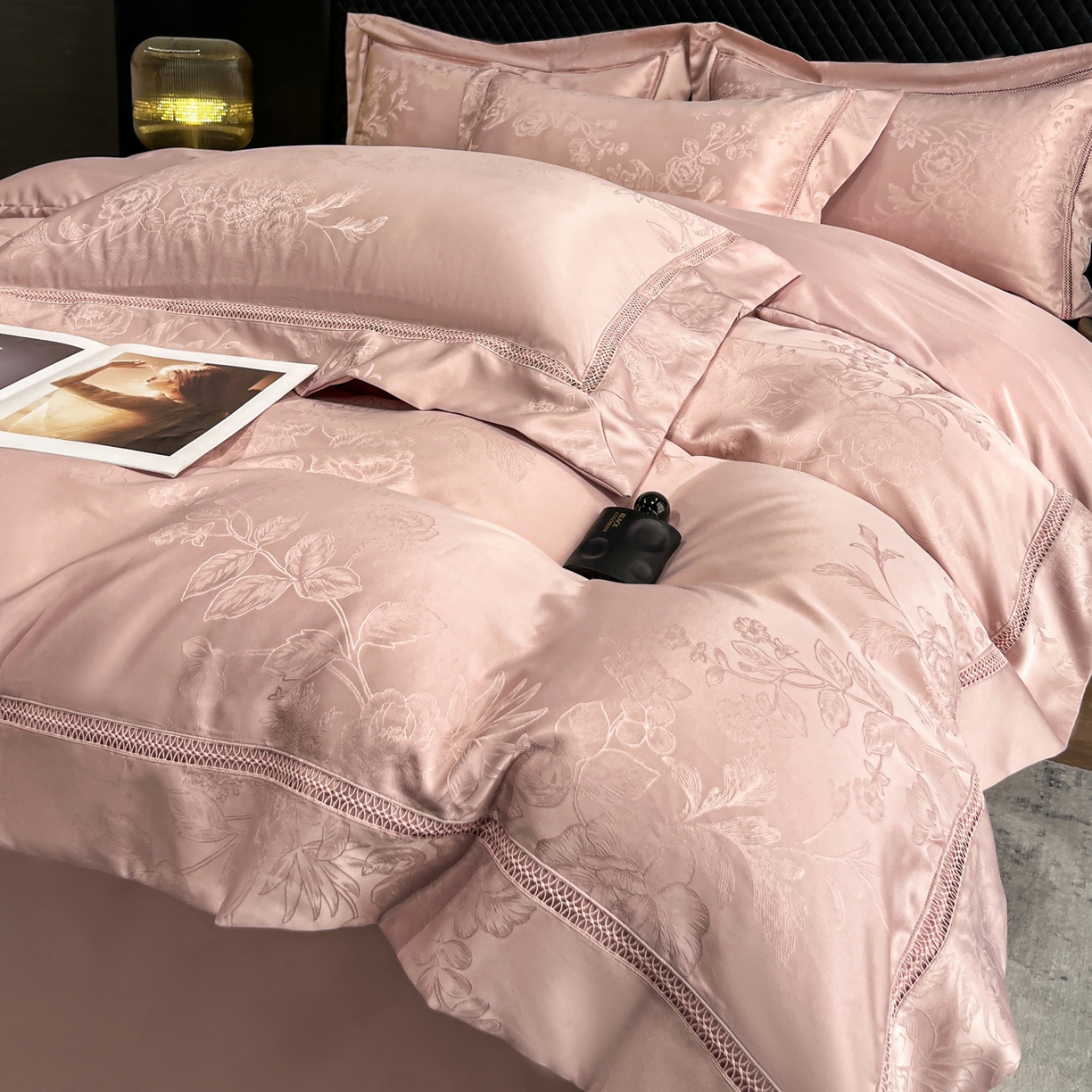 91家纺网 家纺一手货源 找家纺 金牛座家纺 2026新款高精密大花位提花镂空花边床盖四件套-奥黛丽系列 奥黛丽-浅豆沙