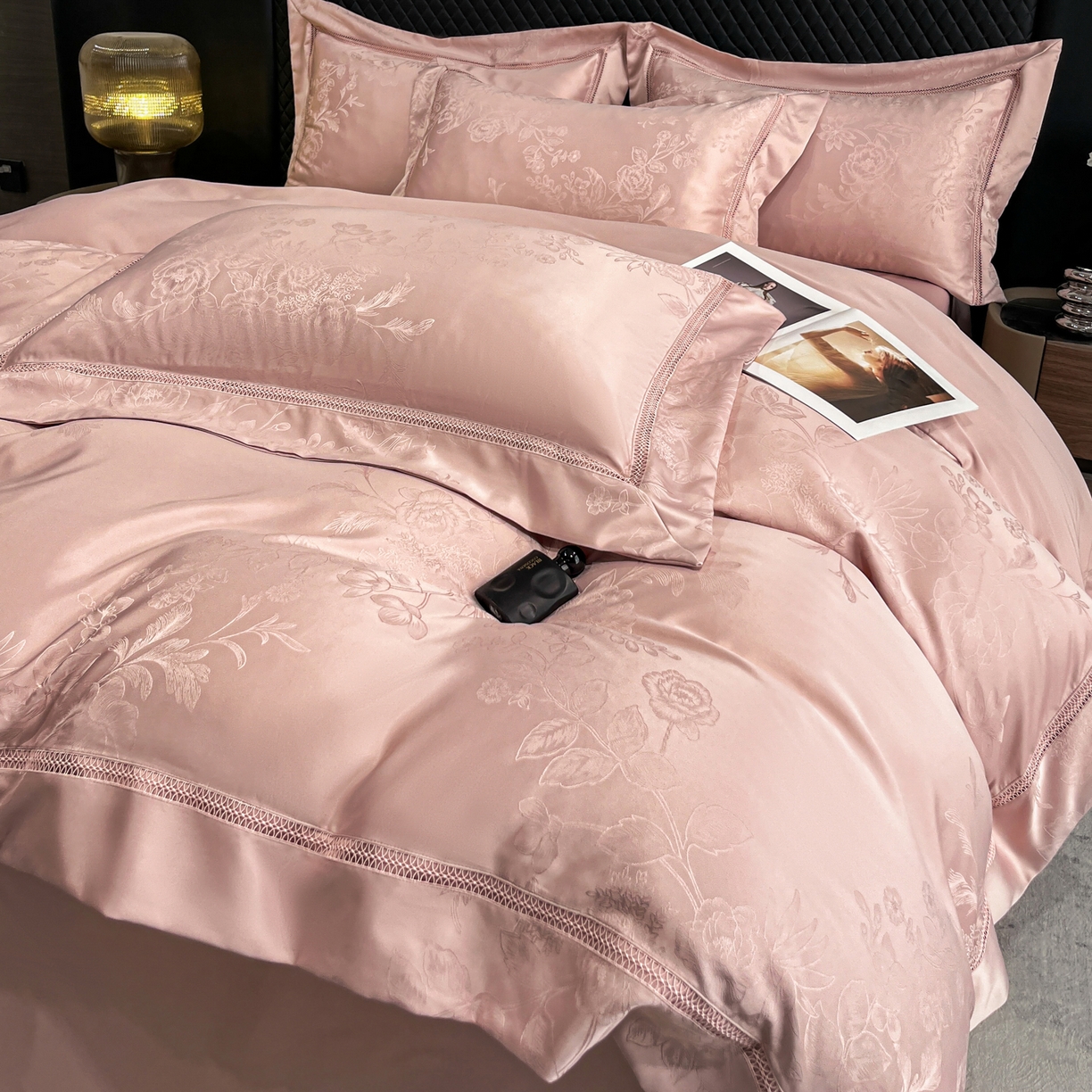 91家纺网 家纺一手货源 找家纺 金牛座家纺 2026新款高精密大花位提花镂空花边床盖四件套-奥黛丽系列 奥黛丽-浅豆沙