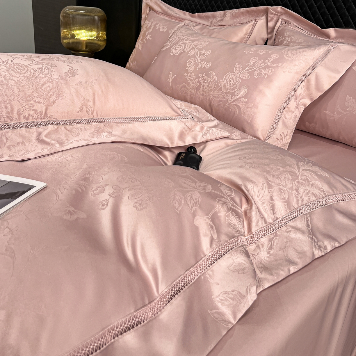 91家纺网 家纺一手货源 找家纺 金牛座家纺 2026新款高精密大花位提花镂空花边床盖四件套-奥黛丽系列 奥黛丽-浅豆沙