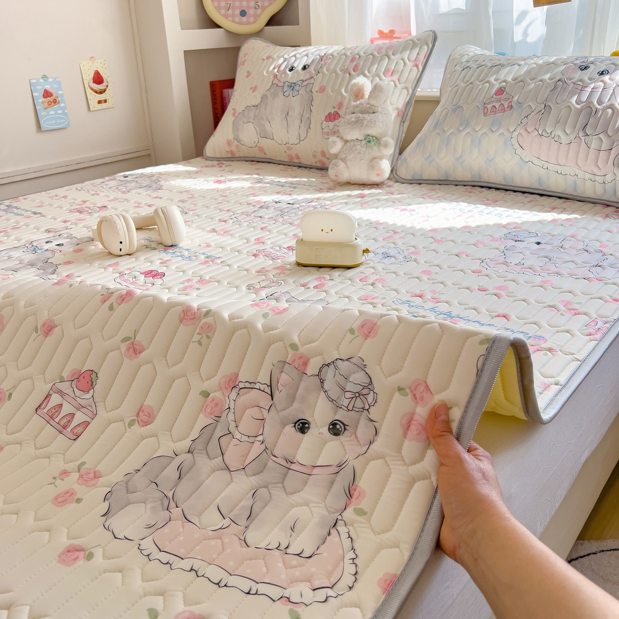 摩妮卡 2026新款数码大版小清新乳胶凉席床席款三件套-场景二 优雅甜心猫猫