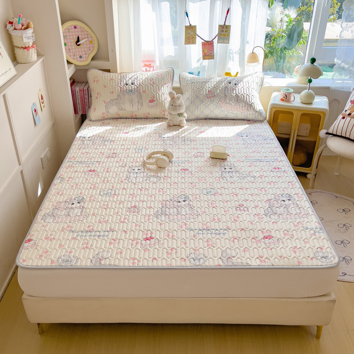 91家纺网 家纺一手货源 找家纺 摩妮卡 2026新款数码大版小清新乳胶凉席床席款三件套-场景二 优雅甜心猫猫