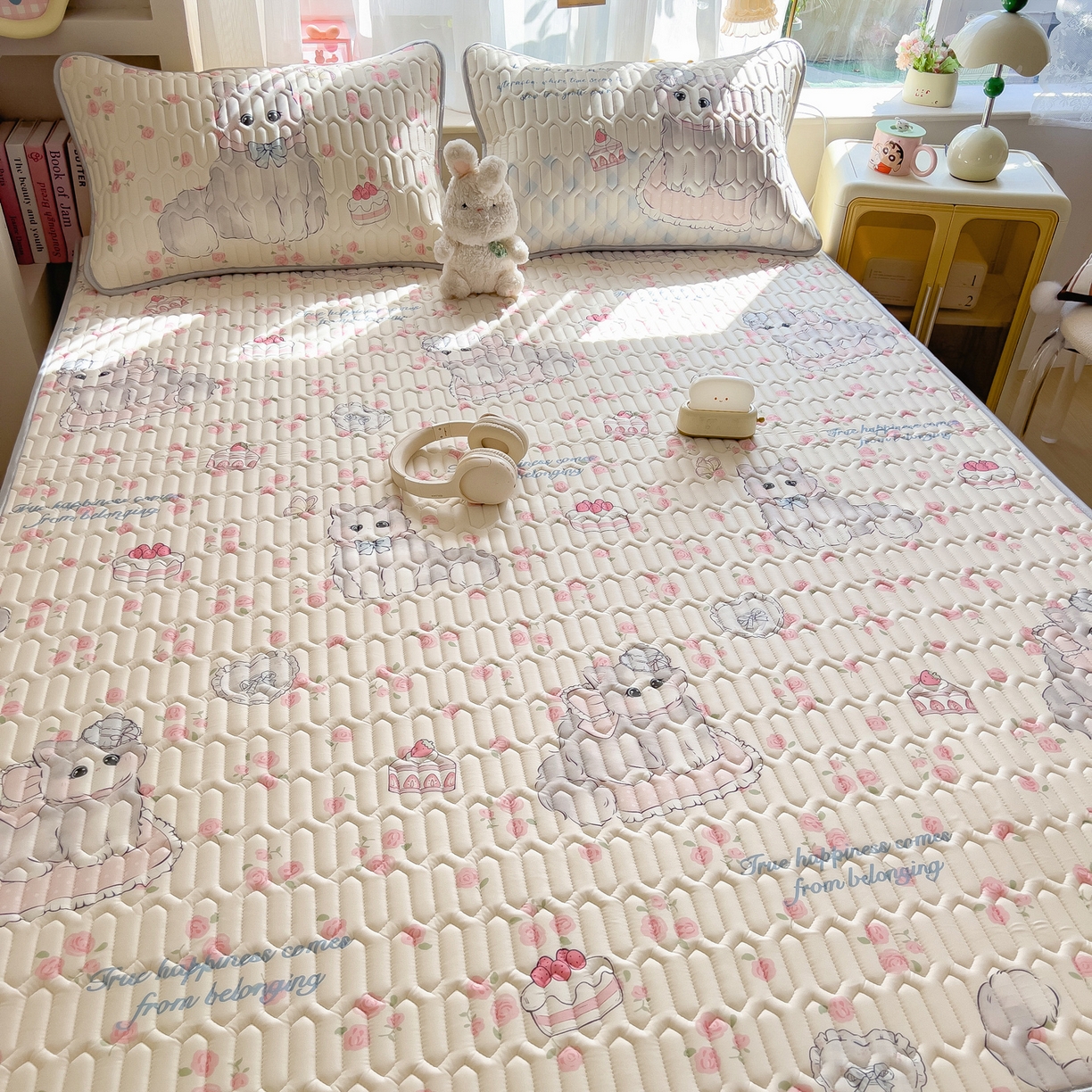 91家纺网 家纺一手货源 找家纺 摩妮卡 2026新款数码大版小清新乳胶凉席床席款三件套-场景二 优雅甜心猫猫