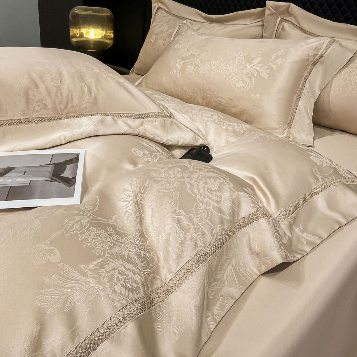 91家纺网 家纺一手货源 找家纺 金牛座家纺 2026新款高精密大花位提花镂空花边床盖四件套-奥黛丽系列 奥黛丽-香槟