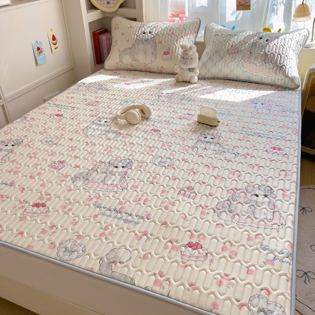 91家纺网 家纺一手货源 找家纺 摩妮卡 2026新款数码大版小清新乳胶凉席床席款三件套-场景二 优雅甜心猫猫