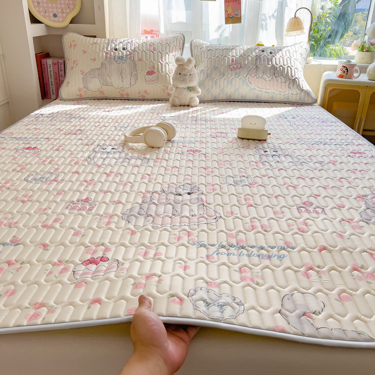 91家纺网 家纺一手货源 找家纺 摩妮卡 2026新款数码大版小清新乳胶凉席床席款三件套-场景二 优雅甜心猫猫