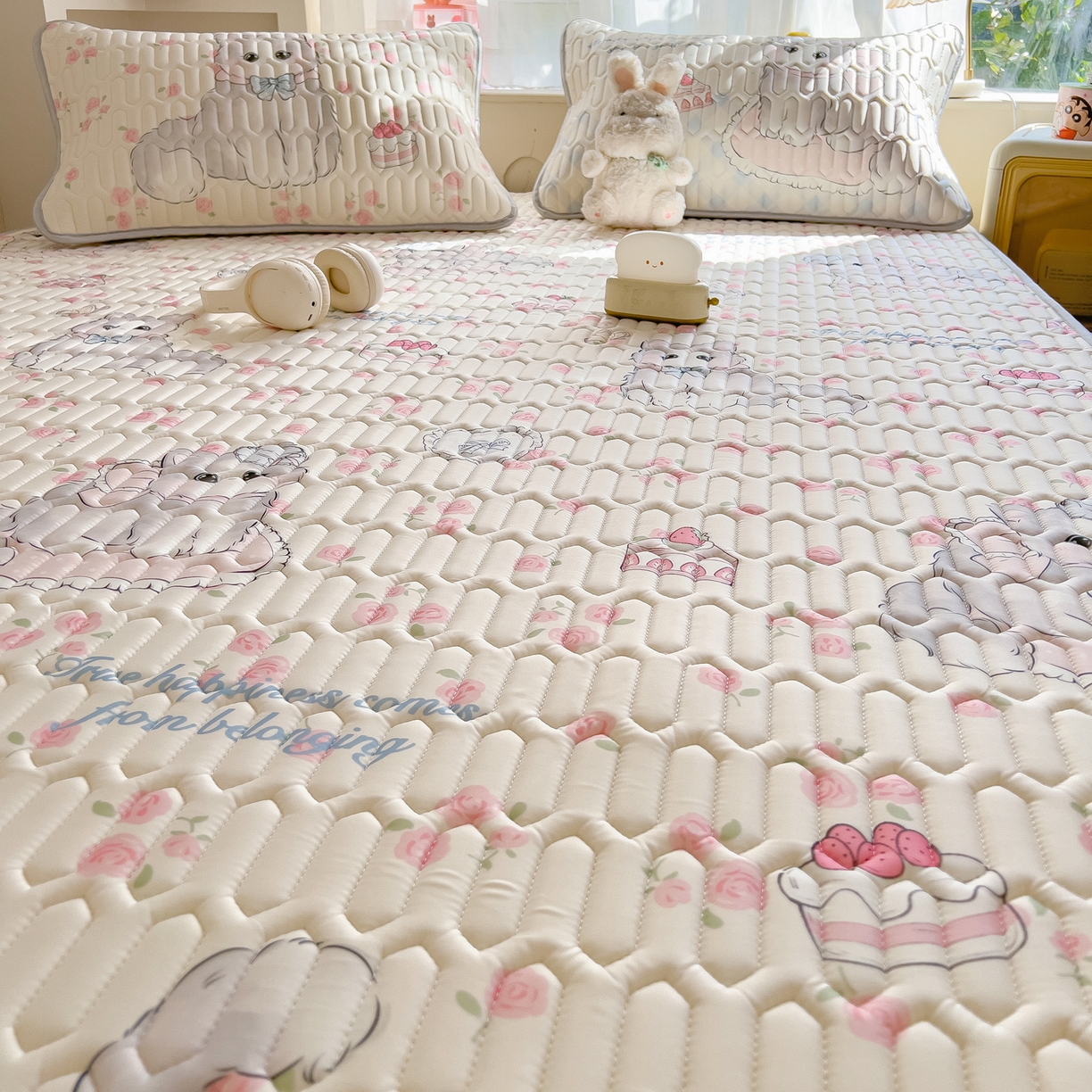 91家纺网 家纺一手货源 找家纺 摩妮卡 2026新款数码大版小清新乳胶凉席床席款三件套-场景二 优雅甜心猫猫